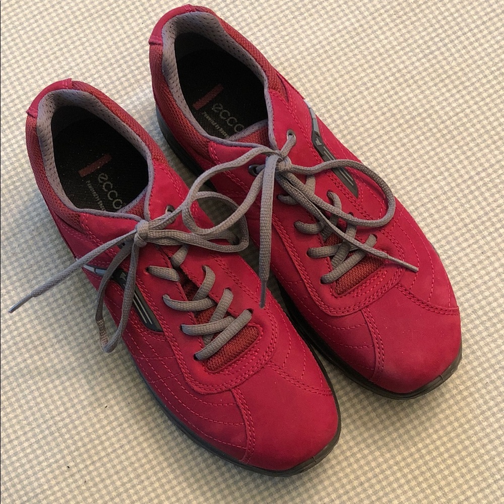 Ecco Women’s Crimson Suede Lace-Up NWOT Sneakers Grey Laces Black Soles #1222